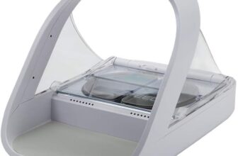 SureFeed Connect Mikrochip-Futterautomat in Weiß mit geschlossenem Klarsichtdeckel über der geteilten Futterschale